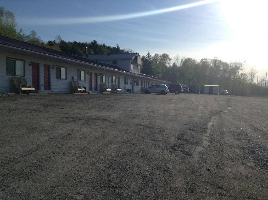 Richard Lake Motel Coniston Exterior photo